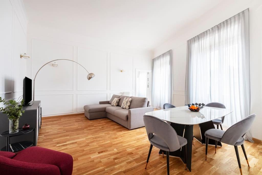 Sjr Luxury Apartment Trevi Fountain โรม ภายนอก รูปภาพ