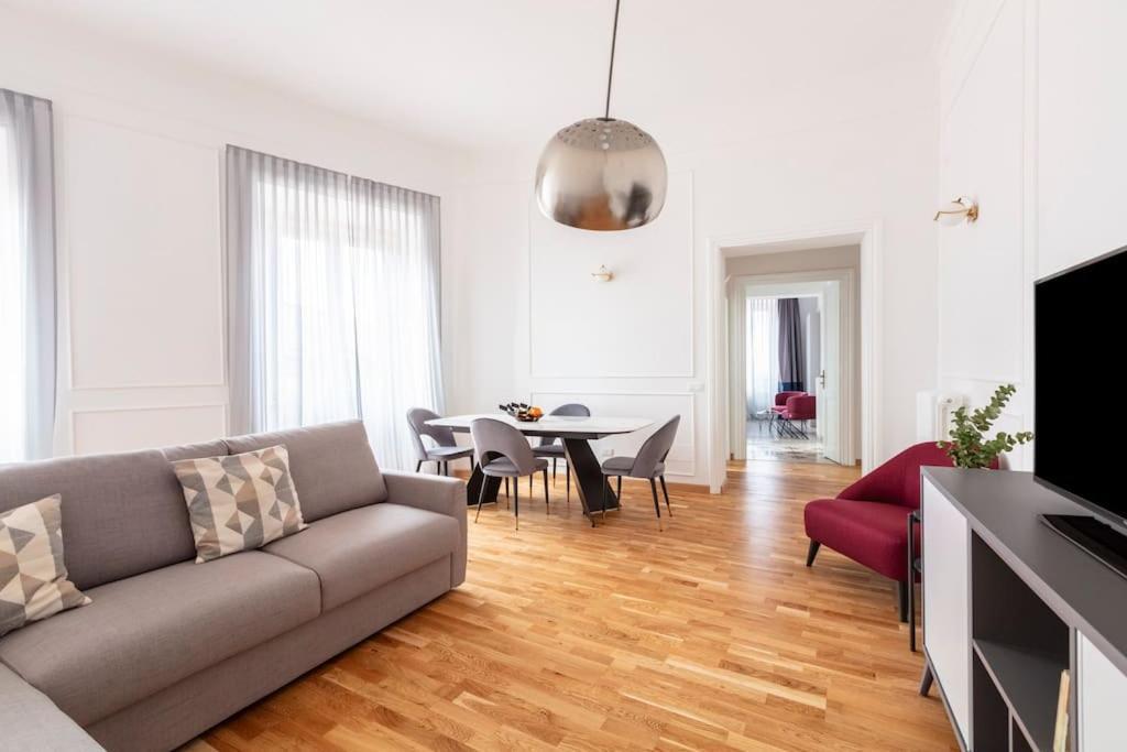 Sjr Luxury Apartment Trevi Fountain โรม ภายนอก รูปภาพ